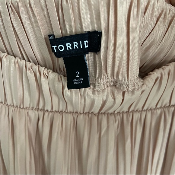 Torrid Pale Pink Accordion Pleat Midi Skirt Size 2 - Picture 3 of 4